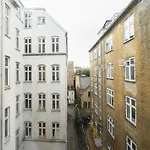 Fantastic 3-Bed With French Balcony And Lake-Views