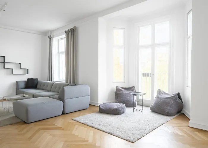 Fantastic 3-Bed With French Balcony And Lake-Views