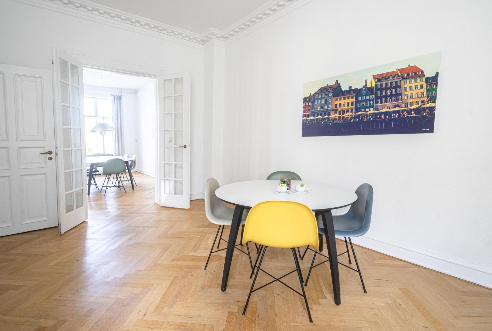Apartment Fantastic 3-bed With French Balcony And Lake-views *