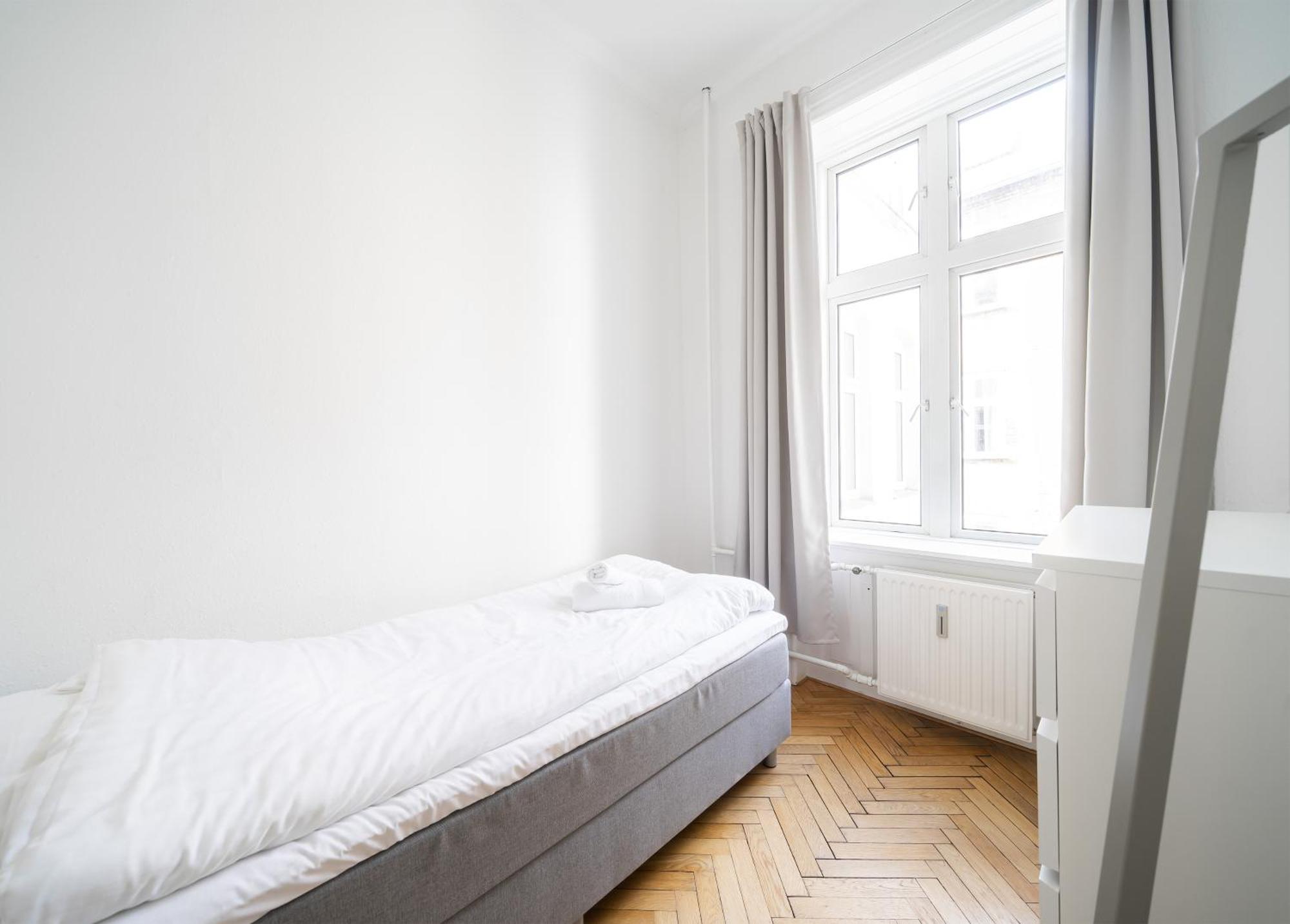 Fantastic 3-bed With French Balcony And Lake-views Copenhagen