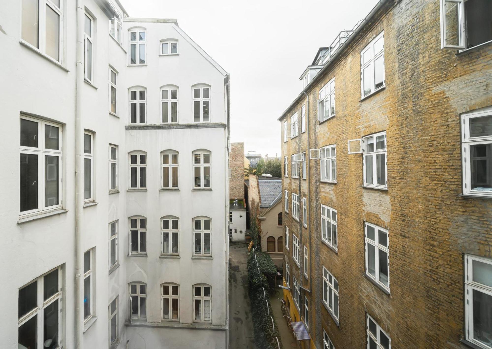 Fantastic 3-bed With French Balcony And Lake-views * Copenhague